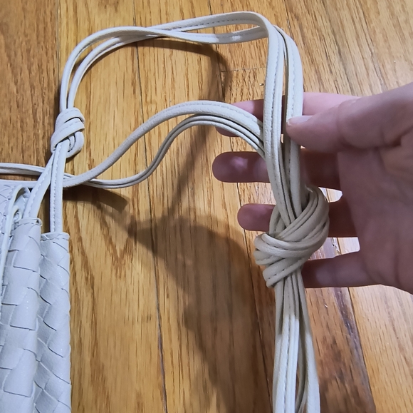 NWT Sondra Roberts Squared bag, cream color - Picture 5 of 16